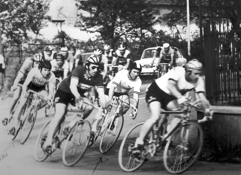 Ciclisti in curva